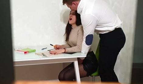 Учитель засунул руку студентке в трусики и жестко выебал когда был с ней наедине