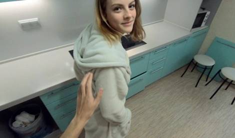 Хорошо что родители спят, а то услышали бы как ночью брат трахает на кухне сестру