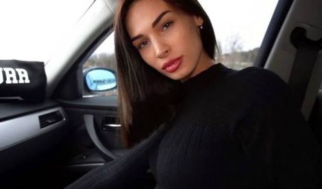 Красивая москвичка сладко сосет член русскому парню в машине за то что он ее подвез
